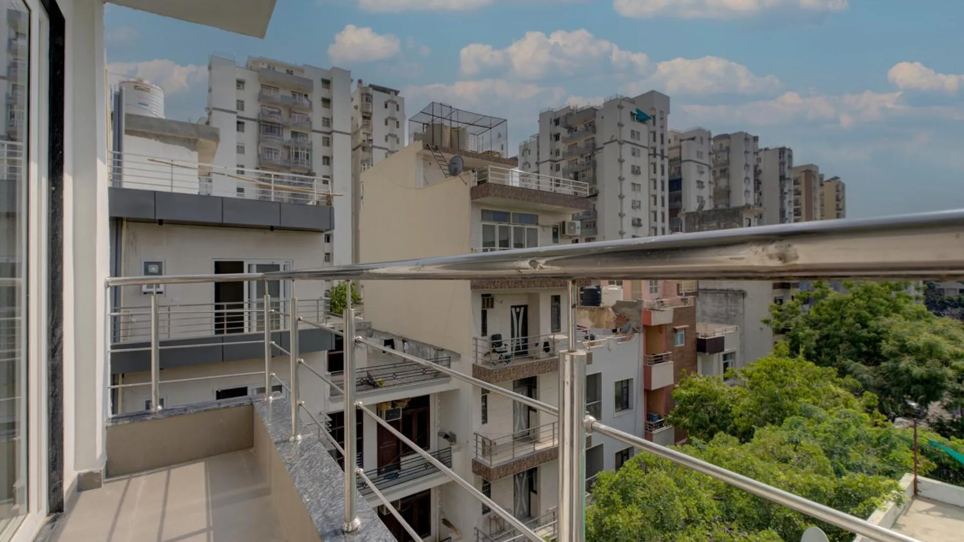 Hotel Aura Homes 1 Bhk Serviced Apartment Near Golf Course Road Gurgáon