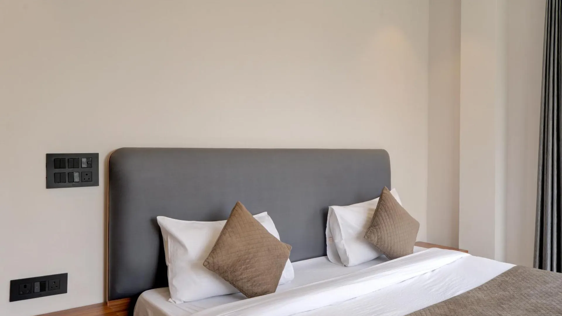 Hotel Aura Homes 1 Bhk Serviced Apartment Near Golf Course Road Gurgáon